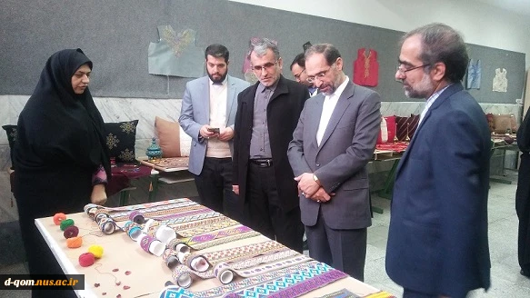 بازدید معاون هماهنگی امور زائرین استاندار قم از محصولات هنری دانشجویان آموزشکده فنی و حرفه ای. 2