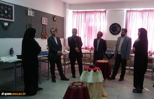 بازدید معاون هماهنگی امور زائرین استاندار قم از محصولات هنری دانشجویان آموزشکده فنی و حرفه ای. 4